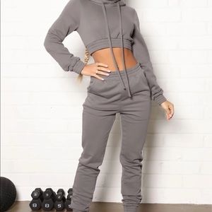 Gray Fashion Nova give it a rest jogger set -

Hoodie - Small
Joggers - XS